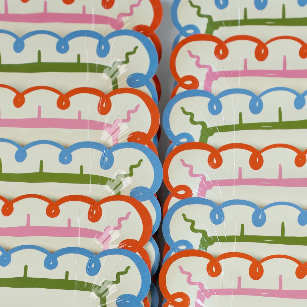Modern Scalloped Face Dinner Paper Plates (9 Inch, 12 Count) | Art Birthday Party Supplies | Kids Craft Party Paper Plates